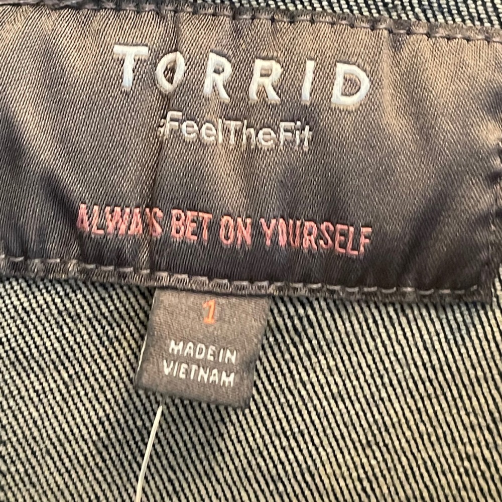 Torrid Womens Medium Wash Denim Trucker Jacket Blue Stretch 1X 14-16 Western NWT - Picture 4 of 7
